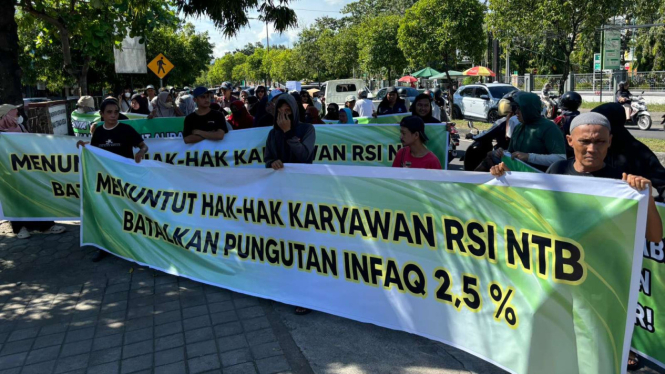 Aksi unjuk rasa karyawan RSI NTB