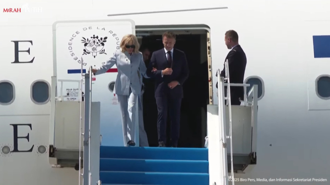 Presiden Prancis Emmanuel Macron dan sang istri, Brigitte Macron tiba di Yogyakarta International Airport (YIA) (sumber: tangkapan layar YouTube Sekretariat Presiden)