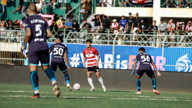 M Riski Afrisal berusaha melewati lawan (Sumber: MO Madura United)