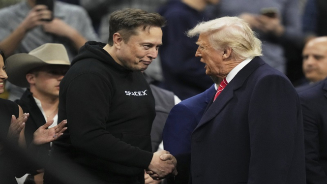 CEO SpaceX dan Tesla Elon Musk bersama Presiden Donald Trump