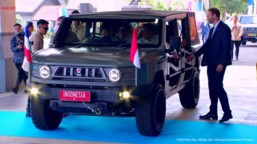 Presiden RI Prabowo Subianto menyopiri Presiden Prancis Emmanuel Macron di Akmil Magelang (sumber: tangkapan layar YouTube Sekretariat Presiden)