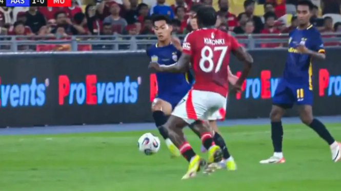 Malik Risaldi saat berduel dengan Godwill Kukonki