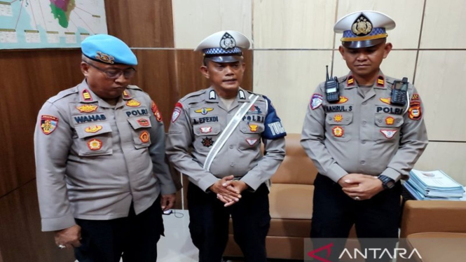 Bripka A EF (tengah) menyampaikan klarifikasi sekaligus permintaan maaf