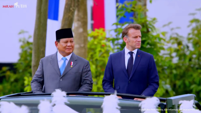 Momen Presiden RI Prabowo Subianto dan Presiden Prancis Emmanuel Macron melakukan inspeksi pasukan di Akmil Magelang (sumber: tangkapan layar YouTube Sekretariat Presiden)