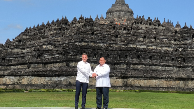 Presiden RI Prabowo Subianto dan Presiden Prancis Emmanuel Macron di Candi Borobudur, Jawa Tengah 