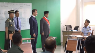 Presiden Prancis Emmanuel Macron meninjau laboratorium bahasa Prancis di Akmil