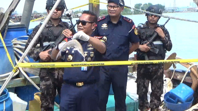 Dirjen PSDKP Pung Nugroho Saksono Melihat Hasil Tangkapan illegal fishing