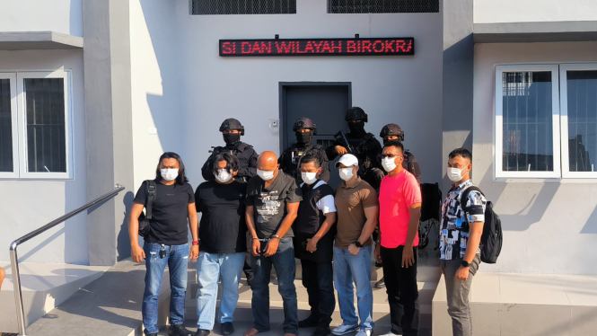 Tim gabungan saat menangkap Edy Suranta Gurusinga alias Godol.(dok Kejati Sumut)