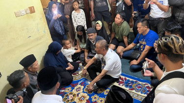Komisaris PT Persib Bandung Bermartabat, Umuh Muchtar Sambangi Rumah Duka Dua Bobotoh wanita Yang meninggal Setelah merayakan pesta juara Persib Bandung (Foto: Dede Idrus) 