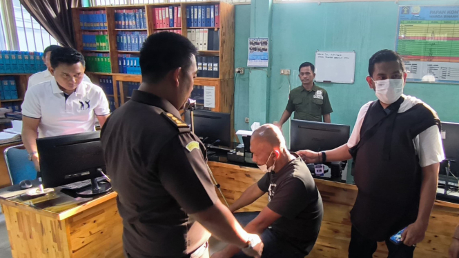 Tim gabungan saat menangkap Edy Suranta Gurusinga alias Godol.(dok Kejati Sumut)