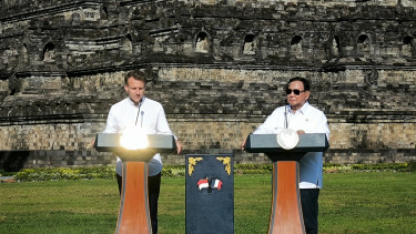 Presiden RI Prabowo Subianto dan Presiden Prancis Emmanuel Macron di Candi Borobudur, Magelang, Jawa Tengah 
