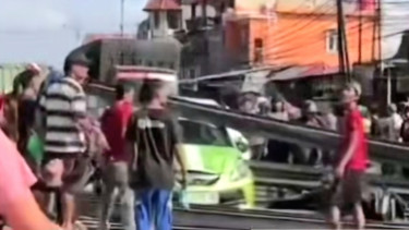 Mobil tertimpa muatan truk berisi material besi