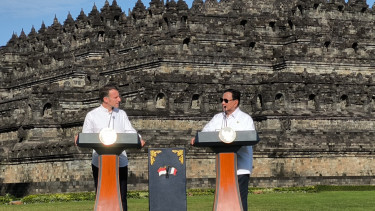 Presiden RI Prabowo Subianto dan Presiden Prancis Emmanuel Macron di Candi Borobudur, Magelang, Jawa Tengah 