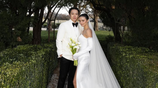 Pose wedding Amanda Rawles dan Adriel Susanteo.