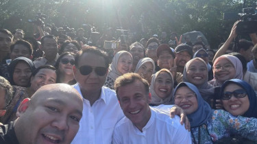 Presiden Prabowo dan Presiden Emmanuel Macron berfoto bersama para wartawan