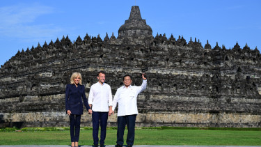 Presiden RI Prabowo Subianto, Presiden Prancis Emmanuel Macron dan istri, Brigitte Macron di Candi Borobudur, Magelang, Jawa Tengah (sumber foto: Muchlis Jr - Biro Pers Sekretariat Presiden)