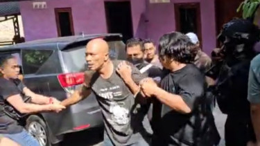 Tim gabungan saat menangkap Edy Suranta Gurusinga alias Godol.(dok Kejati Sumut)