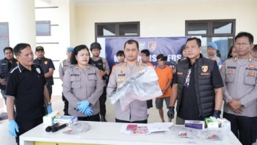 Kapolres Tapsel, AKBP Yasir Ahmadi, dalam konferensi pers kasus pembunuhan.(dok Polres Tapsel)