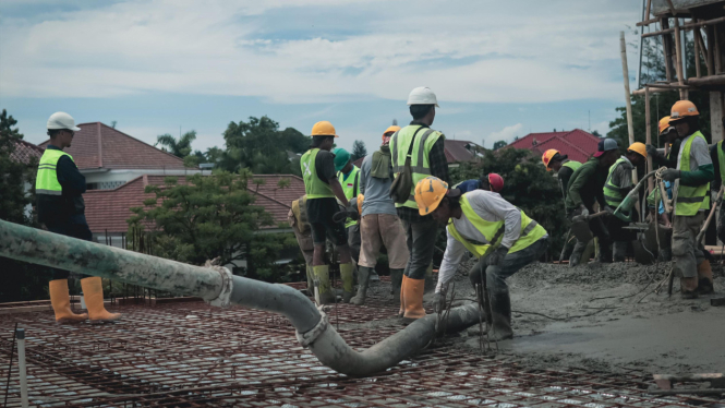 Ilustrasi pekerja konstruksi dalam industri property