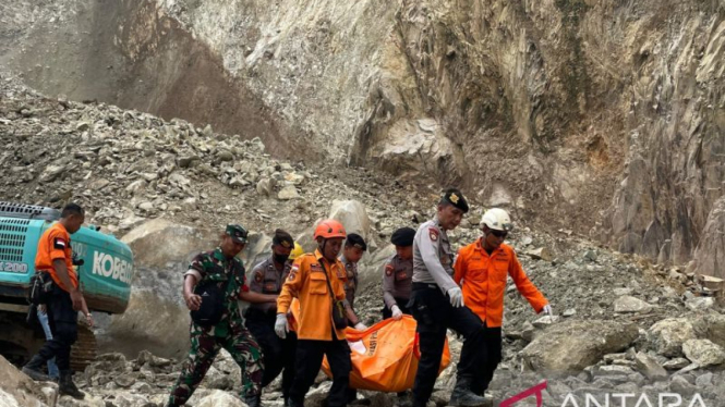 Evakuasi korban yang sempat tertimbun material longsor di Gunung Kuda Cirebon