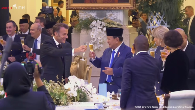 Momen Presiden RI Prabowo Subianto dan Presiden Prancis Emmanuel Macron bersulang saat acara gala dinner di Istana Kepresidenan Jakarta, Jakarta Pusat (sumber: tangkapan layar YouTube Sekretariat Presiden)