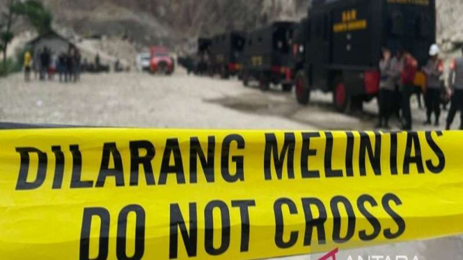 Garis polisi terpasang di area kejadian longsor di Gunung Kuda Cirebon, Jabar.