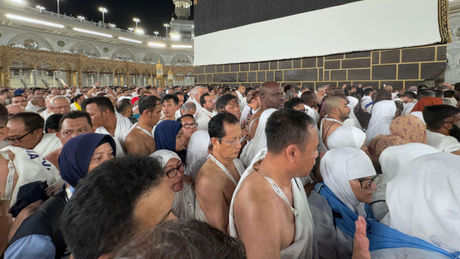 Amirulhaj Nasaruddin dan rombongan lakukan tawaf bagian rangkaian ibadah umrah
