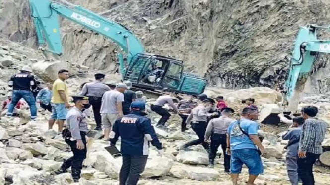 Proses evakuasi korban longsor tambang di Cirebon