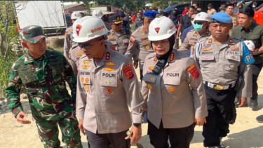 Kapolda Jawa Barat Irjen Pol Rudi Setiawan meninjau longsor di Cirebon