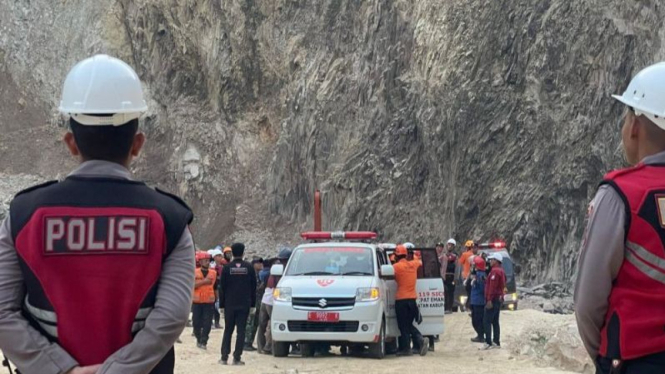 Tim gabungan evakuasi korban longsor area tambang Gunung Kuda Cirebon.