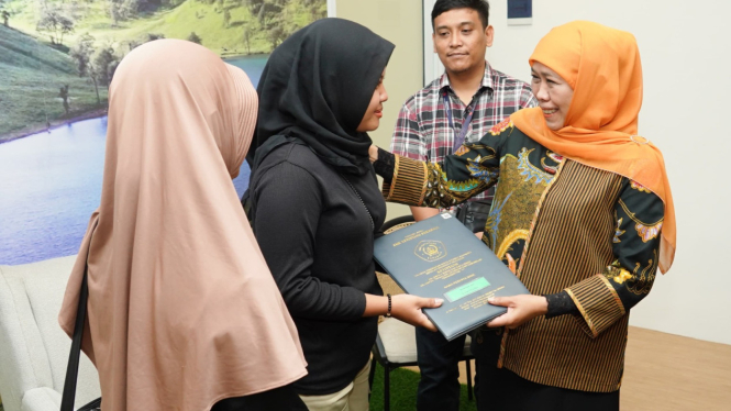 Gubernur Jawa Timur Khofifah Indar Parawansa menyerahkan ijazah yang ditahan