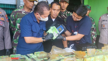 Sabu seberat 35 Kg yang diselundupkan ditemukan di Perairan Masalembu, Sumenep, Madura.