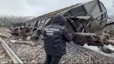 Kereta penumpang tergelincir di Rusia usai jembatannya runtuh, tujuh orang tewas