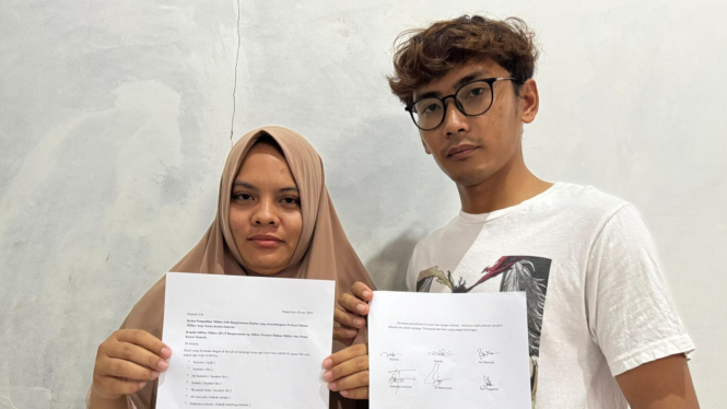Pihak keluarga Juwita menunjukkan surat yang mereka kirim ke Oditur Militer terkait hukuman yang akan diterima Jumran - Foto Dok Istimewa
