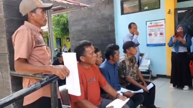 Sejumlah pria antre di Puskesmas Ciasem Subang untuk KB Vasektomi  
