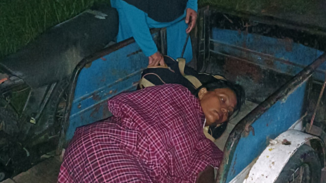 Desi Erianti saat dibawa kembali ke rumah menggunakan becak motor