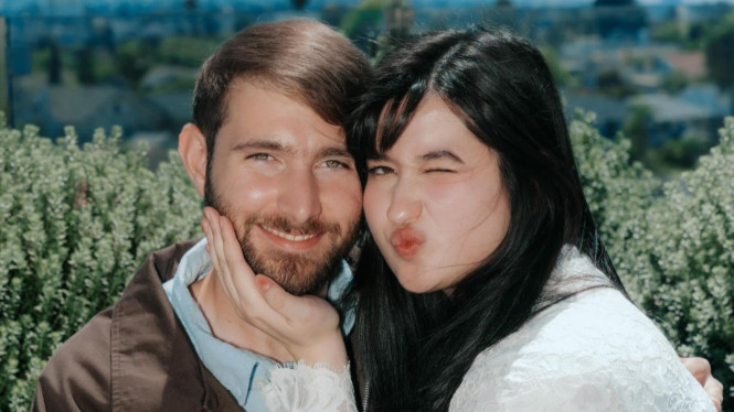 Anak Titi DJ, Stephanie Poetri resmi menikah dengan Asher Novkov-Bloom.