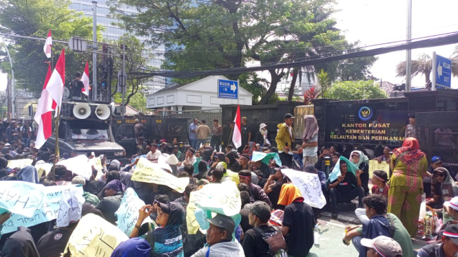 Demo nelayan di depan kantor KKP.