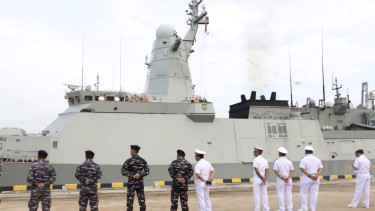 VIVA Militer: Prajurit Lantamal III sambut kedatangan 3 Kapal Perang Rusia