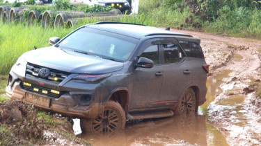 Toyota Fortuner diajak main lumpur