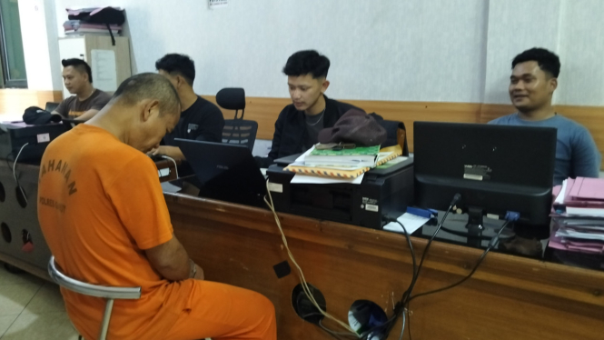 Tersangka kasus sodomi di Garut, tertunduk saat diperiksa perugas