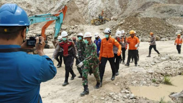 Proses evakuasi korbna longsor tambang Gunung Kuda Cirebon