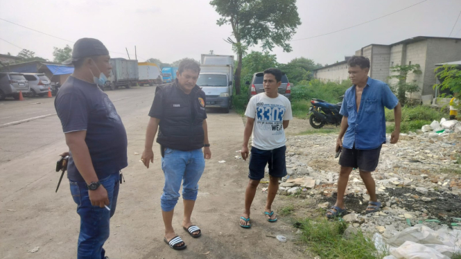 Polisi saat melakulan olah TKP suami aniaya  selingkuhan istri di Tangerang.
