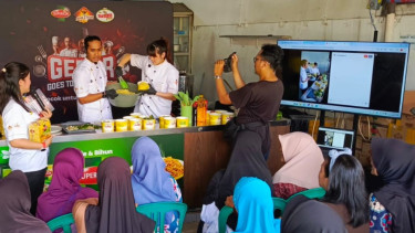 Chef Fahmi dan Chef Fransisca Unjuk Kebolehan Live Cooking Show di Warung Bakso