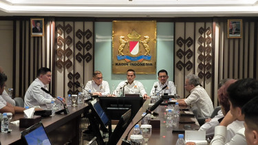 Ketua Umum Kadin Indonesia, Anindya Bakrie memimpin kick off meeting terkait investasi dengan Pemda di Menara Kadin Indonesia, Jakarta, Senin, 2 Juni 2025