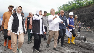 Gubernur Jawa Timur Khofifah Indar Parawansa (depan kedua dari kiri)