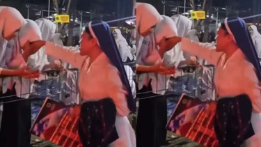 Santriwati dengan suster katolik
