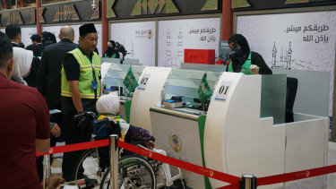 Pelayanan jamaah calon haji secara prosedural di area Makkah Route, Terminal 2, Bandara Soetta, Tangerang