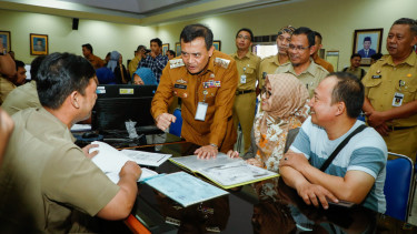  Gubernur Jawa Tengah, Ahmad Luthfi Cek Pendaftaran Murid Baru di Semarang