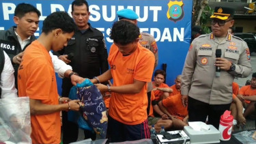 Dua remaja pembunuhan trapis saat dihadiri dalam jumpa pers di Polrestabes Medan.(B.S.Putra/VIVA)